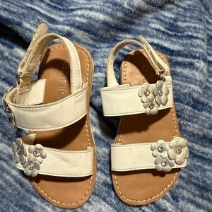 ❄️🐣Richmond White Kids Sandals with Floral Design